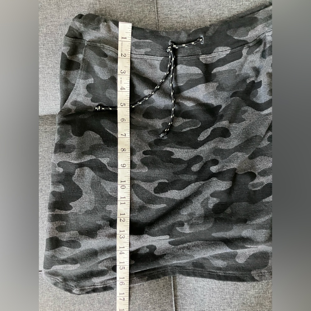SUNDRY EVEREVE Grey Camo Mini Skirt Size 2 - Picture 7 of 11